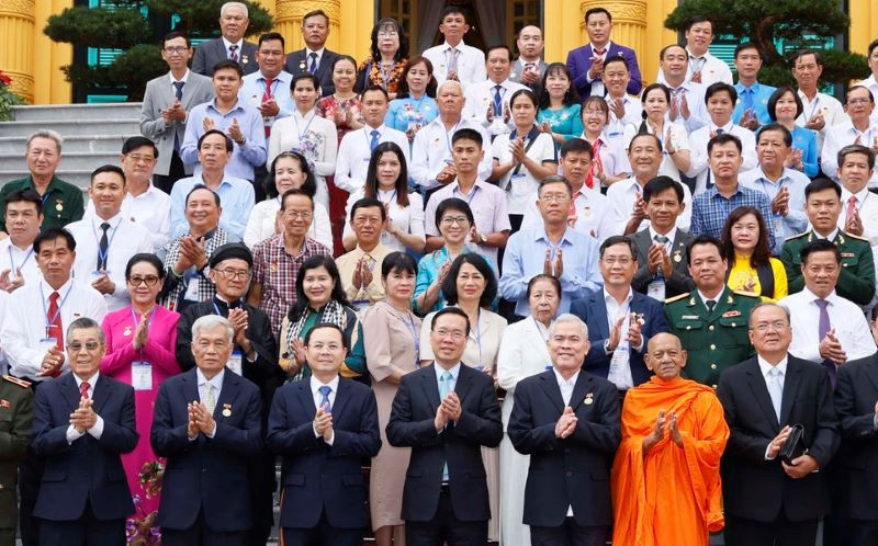 Chủ tịch nước Võ Văn Thưởng gặp mặt thân mật Đoàn đại biểu các điển hình tiêu biểu trong phong trào thi đua yêu nước của thành phố Cần Thơ. (Ảnh: TTXVN)