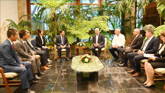 Quang cảnh cuộc hội kiến giữa Thứ trưởng Đỗ Xuân Tuyên và đoàn với Bí thư thứ nhất Ban Chấp hành Trung ương Đảng Cộng sản và Chủ tịch Cuba Miguel Díaz-Canel Bermúdez. (Ảnh: TTXVN)