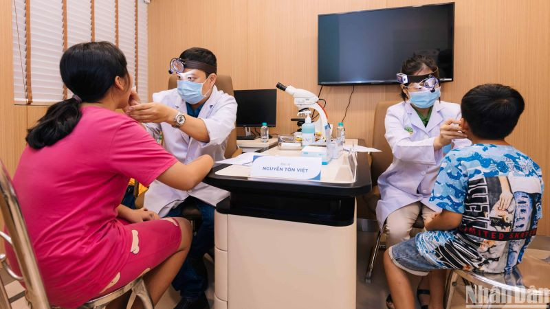 Các trẻ mồ côi cha, mẹ trong đại dịch được các bác sĩ thăm, khám sức khỏe. 