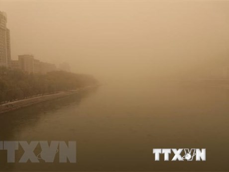Bụi vàng bao trùm một khu vực ở Trung Quốc. (Nguồn: THX/TTXVN)