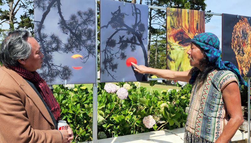 Nghệ sĩ nhiếp ảnh MPK giới thiệu thông điệp của tác phẩm tại triển lãm “Ngo”.