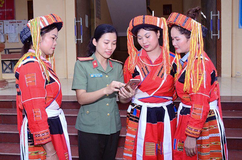 Cán bộ công an hướng dẫn người dân đăng ký định danh điện tử.