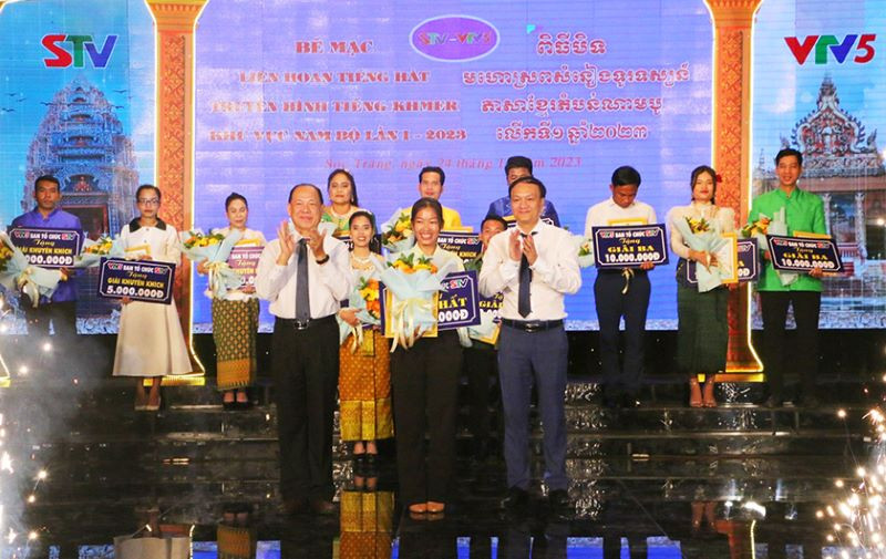 Trao giải Nhất Liên hoan cho thí sinh Lý Kim Quyên.