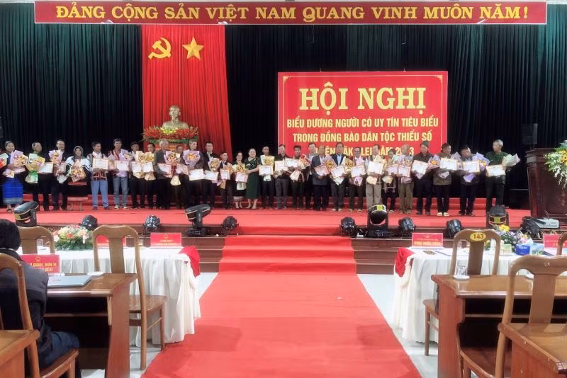 Tặng giấy khen cho 30 Người có uy tín.