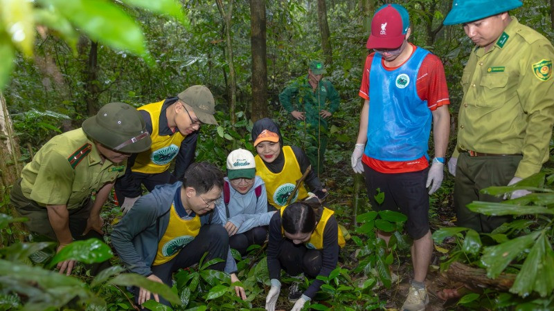 Du khách tham gia tour “Về nhà” tại Vườn quốc gia Cúc Phương.