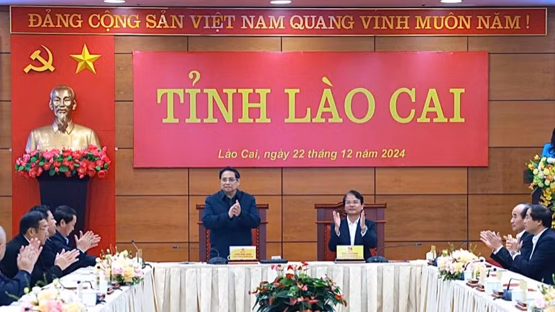 Thủ tướng Phạm Minh Chính chủ trì cuộc làm việc với Ban Thường vụ Tỉnh uỷ Lào Cai (Ảnh: TRẦN HẢI).