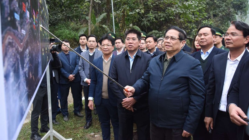 Thủ tướng Phạm Minh Chính cho ý kiến chỉ đạo về phương án đầu tư tuyến đường sắt Lào Cai - Hà Nội - Hải Phòng (Ảnh: TRẦN HẢI). 