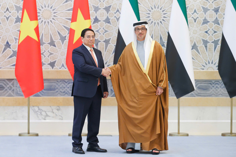 Thủ tướng Phạm Minh Chính và Phó Tổng thống Sheikh Mansour Bin Zayed Al Nahyan tại Lễ đón chính thức. (Ảnh: Nhật Bắc/VGP)