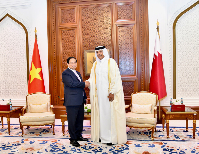 Thủ tướng Phạm Minh Chính bắt tay Chủ tịch Quốc hội Qatar Hassan bin Abdulla Al-Ghanim trong phòng hội kiến. (Ảnh: Thanh Giang)