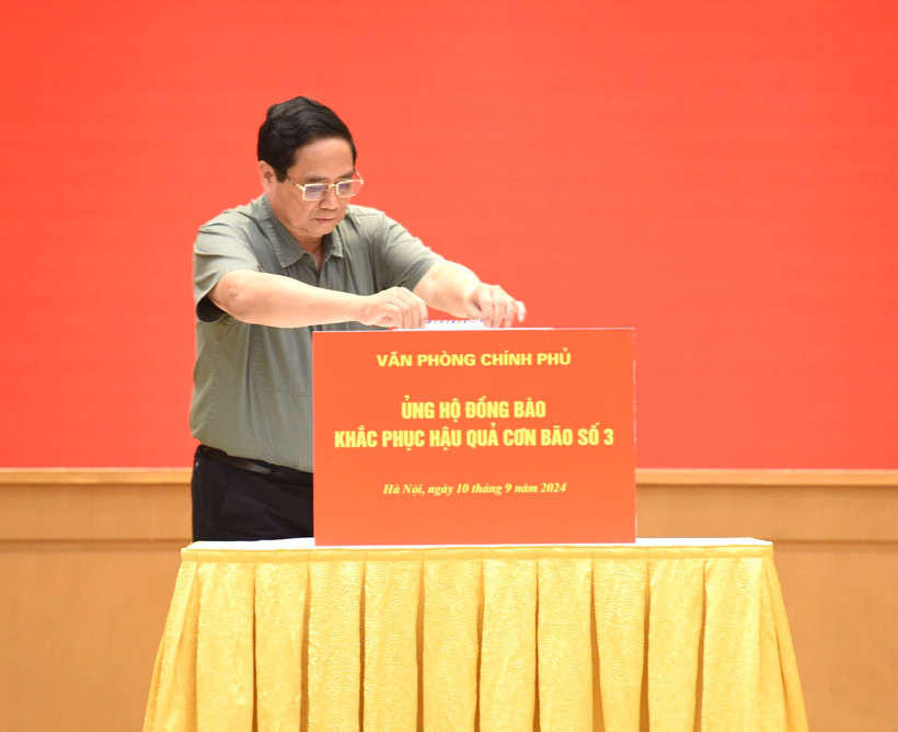 Thủ tướng Phạm Minh Chính ủng hộ đồng bào khắc phục hậu quả cơn bão số 3 (Ảnh: Trần Hải). 