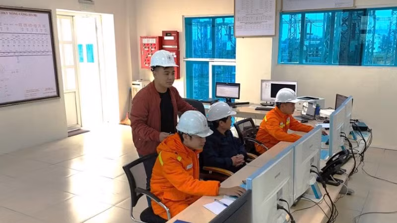 Các đơn vị của EVNNPT phối hợp với các đơn vị liên quan thực hiện đóng điện dự án. (Ảnh: EVN)