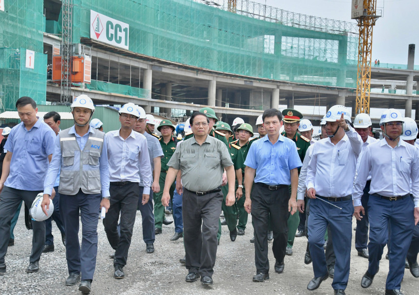 Thủ tướng Phạm Minh Chính đi thị sát hạng mục xây dựng nhà ga chính Cảng hàng không quốc tế Long Thành. (Ảnh: Thanh Giang)