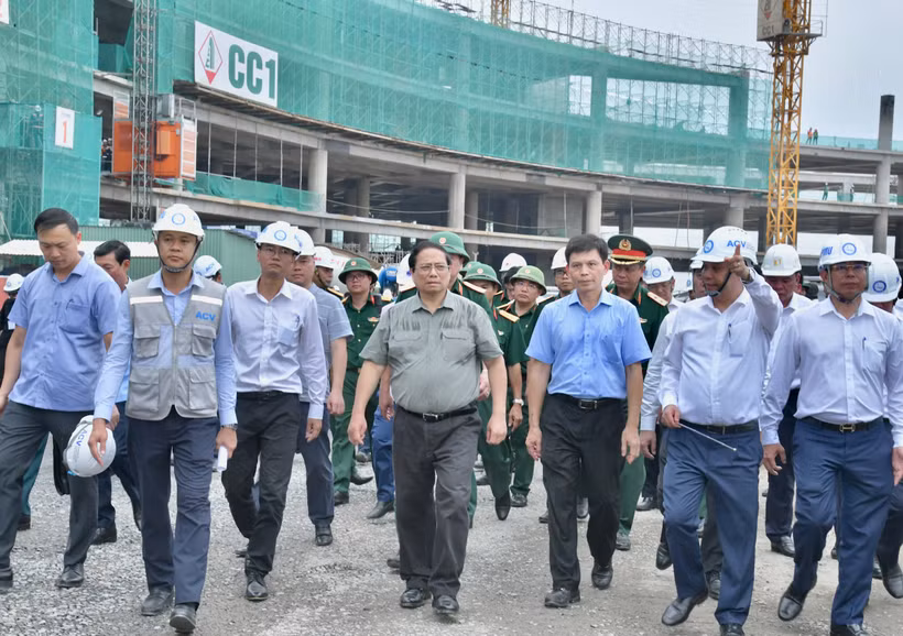 Thủ tướng Phạm Minh Chính đi thị sát hạng mục xây dựng nhà ga chính Cảng hàng không quốc tế Long Thành. (Ảnh: Thanh Giang)