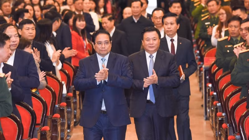 Thủ tướng Chính phủ Phạm Minh Chính và đồng chí Nguyễn Xuân Thắng tới dự và đồng chủ trì Hội nghị toàn quốc về giáo dục quyền con người. (Ảnh: TRẦN HẢI)