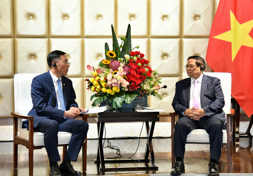 Thủ tướng Phạm Minh Chính tiếp ông Tôn Vinh Khôn, Chủ tịch HĐQT Công ty TNHH Đầu máy và toa xe Đại Liên. (Ảnh: THANH GIANG)