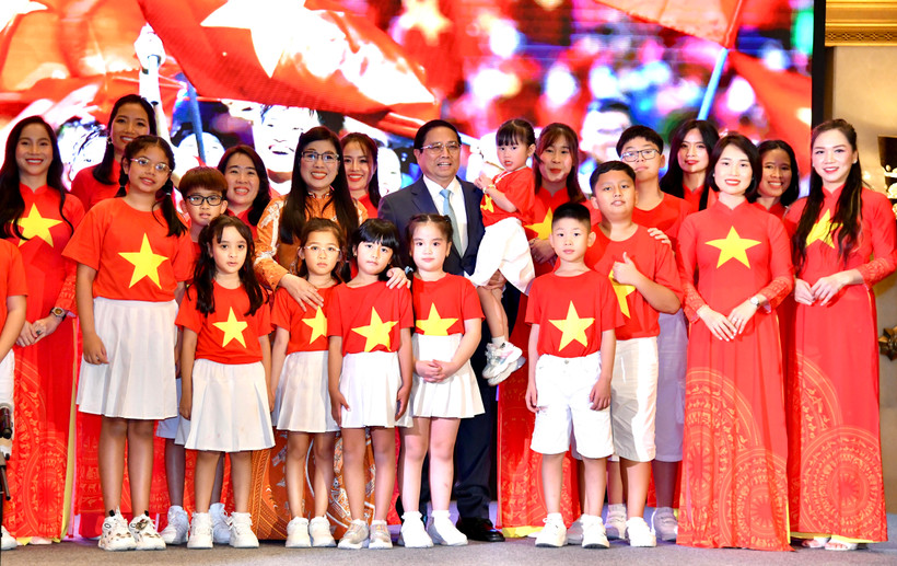 Thủ tướng Phạm Minh Chính và Phu nhân với các cháu sinh viên, học sinh tham gia biểu diễn văn nghệ (Ảnh: Thanh Giang). 
