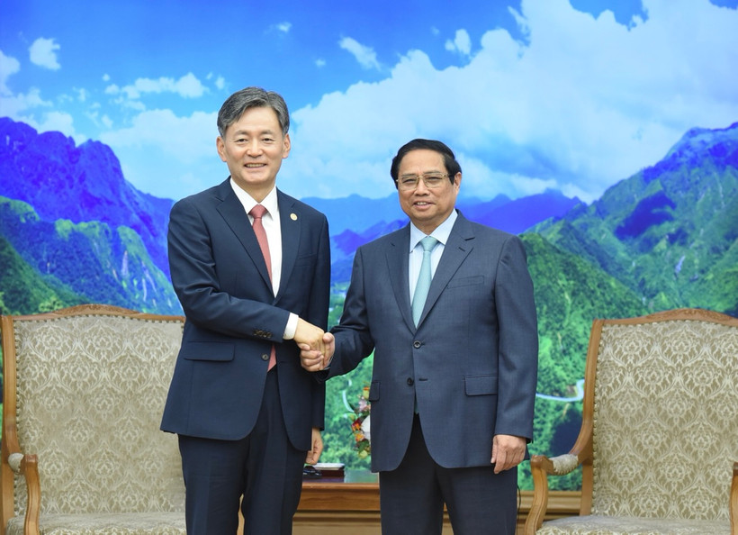 Thủ tướng Phạm Minh Chính và Tư lệnh Cảnh sát Quốc gia Hàn Quốc Cho Ji Ho (Hàn Quốc). 