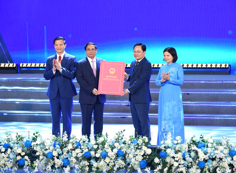 Thủ tướng Phạm Minh Chính trao Quyết định 1589/QĐ-TTg phê duyệt Quy hoạch cho lãnh đạo tỉnh Bắc Ninh (Ảnh: Trần Hải). 