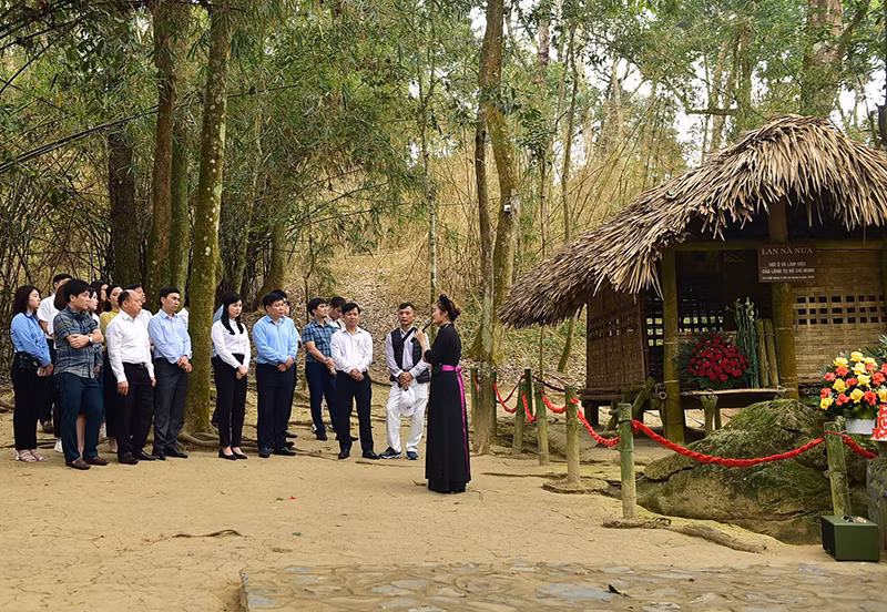 Du khách thăm lán Nà Nưa.