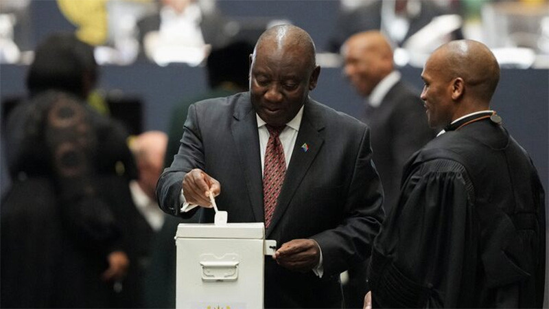 Tổng thống Nam Phi Cyril Ramaphosa bỏ phiếu bầu Chủ tịch Quốc hội, ngày 14/6/2024. (Ảnh: Reuters)