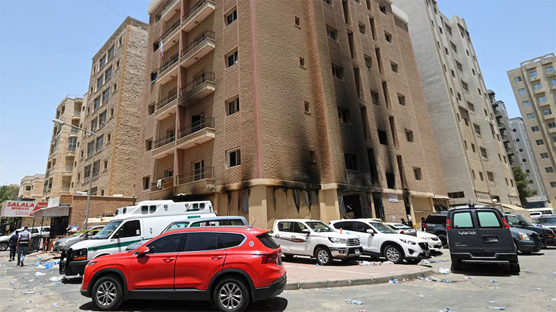 Phía bên ngoài tòa nhà bị cháy. (Ảnh: Reuters)