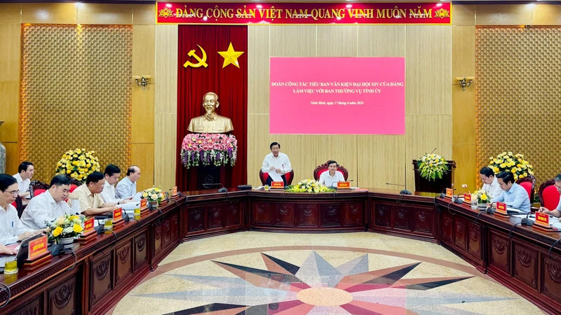 Đoàn công tác bày tỏ ấn tượng với những thành tích của tỉnh Ninh Bình qua 40 năm thực hiện đường lối đổi mới và 32 năm tái lập tỉnh; đồng thời, đánh giá cao các báo cáo trình bày tại buổi làm việc được chuẩn bị bài bản, công phu, khoa học, giúp Đoàn công tác thu hoạch nhiều vấn đề cả về lý luận và thực tiễn.