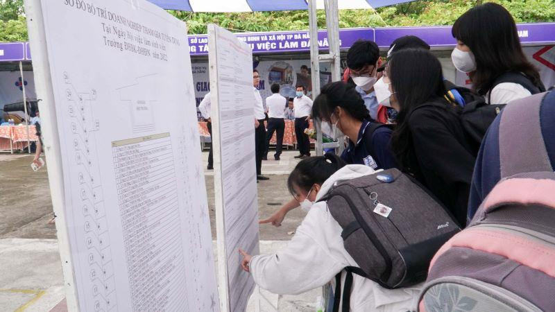 Sinh viên tìm kiếm thông tin tuyển dụng.