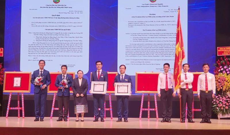 Tập thể Trường đại học Tôn Đức Thắng và Tiến sĩ Trần Trọng Đạo, Quyền Hiệu trưởng nhà trường vinh dự nhận Huân chương Lao động hạng III và hạng II của nước Cộng hòa Dân chủ Nhân dân Lào.