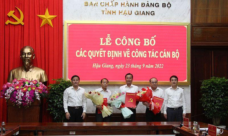 Trao quyết định cho các cán bộ.
