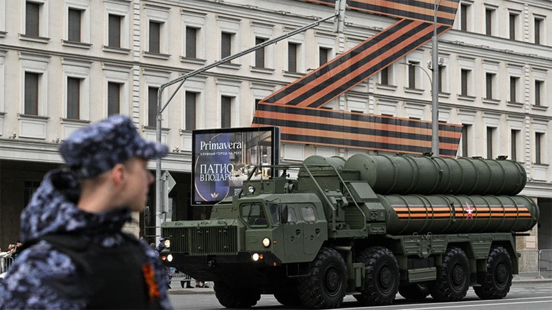 Hệ thống phòng không S-400 Triumf của Nga tại lễ tổng duyệt diễu binh kỷ niệm Ngày Chiến thắng ở Moskva, Nga, ngày 4/5/2023. (Ảnh: AFP/TTXVN)