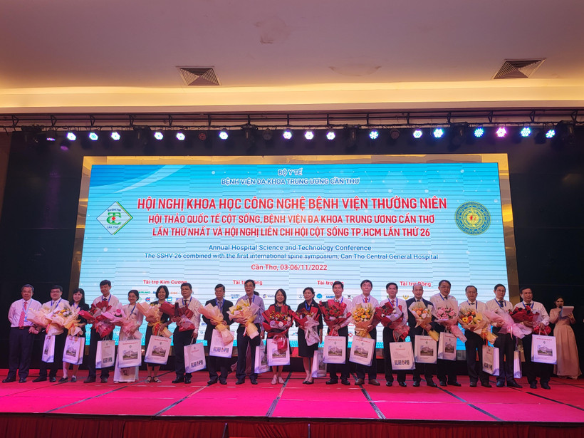 Ban Tổ chức tặng hoa cho các địa biểu tham gia Hội nghị và Hội thảo.
