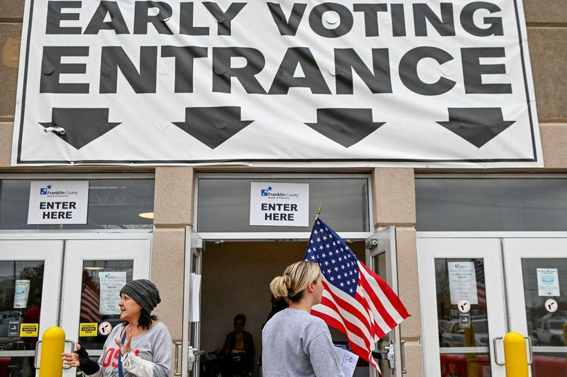 Cử tri bỏ phiếu tại thành phố Columbus, bang Ohio, Mỹ, ngày 1/11. (Ảnh: Reuters)