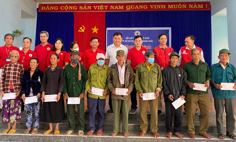 Tặng quà cho người dân có hoàn cảnh khó khăn bị ảnh hưởng bởi thiên tai ở xã Ba Xa, huyện miền núi Ba Tơ (Quảng Ngãi).
