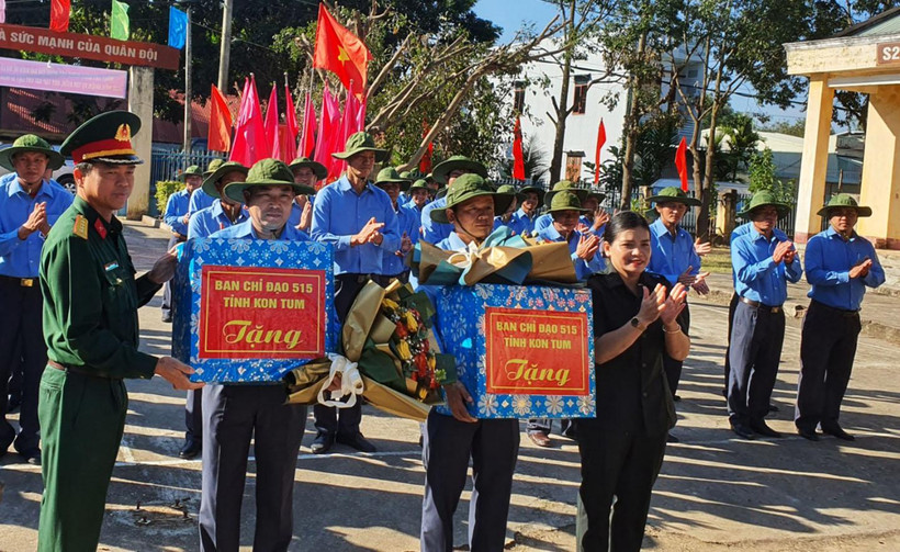 Tặng quà cho Đội K53.