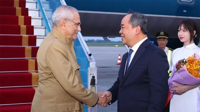 Chủ nhiệm Văn phòng Chủ tịch nước Lê Khánh Hải đón Tổng thống Timor-Leste Jose Ramos-Horta tại Sân bay quốc tế Nội Bài. (Ảnh: TTXVN)