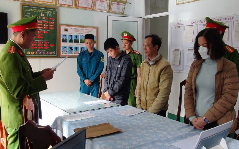 Công an tỉnh Quảng Nam tống đạt quyết định với các đối tượng. 