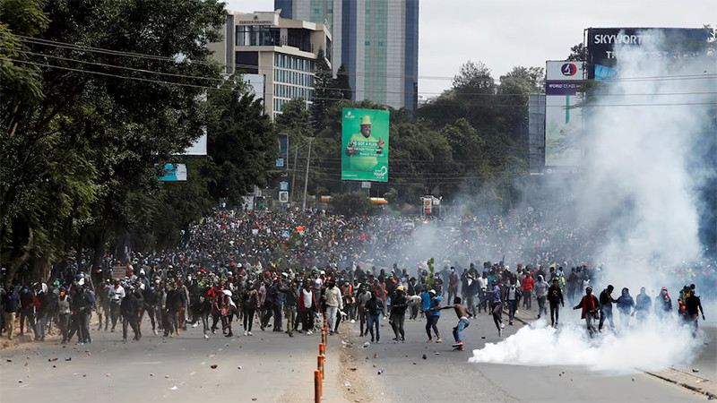 Người dân xuống đường tại thủ đô Nairobi, Kenya, ngày 25/6/2024, để phản đối tăng thuế. (Ảnh: Reuters)