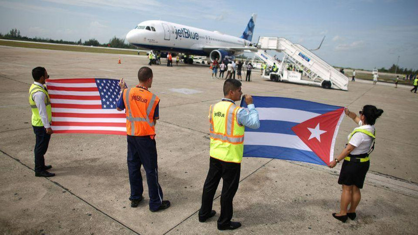 Nhân viên mặt đất cầm cờ Mỹ và Cuba đón chuyến bay thương mại đầu tiên giữa hai nước trong hơn 50 năm, tại Sân bay quốc tế Abel Santamaria của Cuba, ngày 31/8/2016. (Ảnh: Reuters)