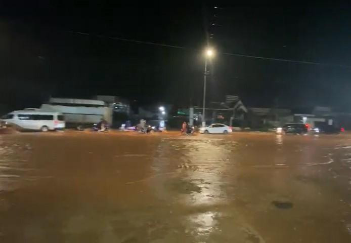 Quốc lộ 20 bị ngập sau trận mưa lớn vào chiều tối 23/9.