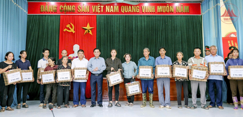 Đồng chí Trần Cẩm Tú trao quà hỗ trợ cho các gia đình bị ảnh hưởng mưa bão trên địa bàn xã Sơn Đông.