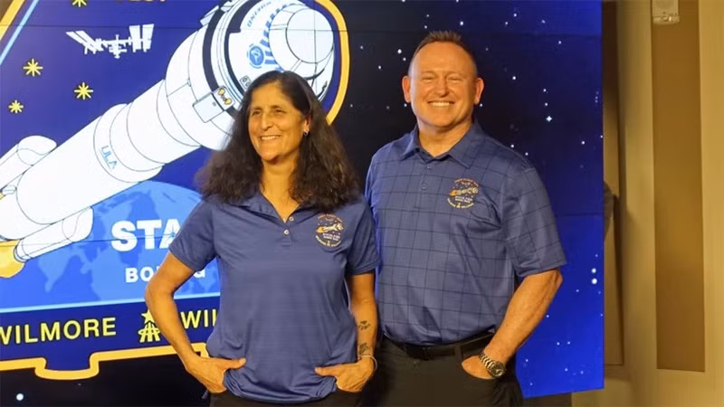 Hai phi hành gia Butch Wilmore (phải) và Suni Williams. (Ảnh: Kyodo/TTXVN)