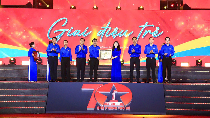 Đại diện tuổi trẻ Thủ đô và thành phố mang tên Bác trao quà lưu niệm tại chương trình.