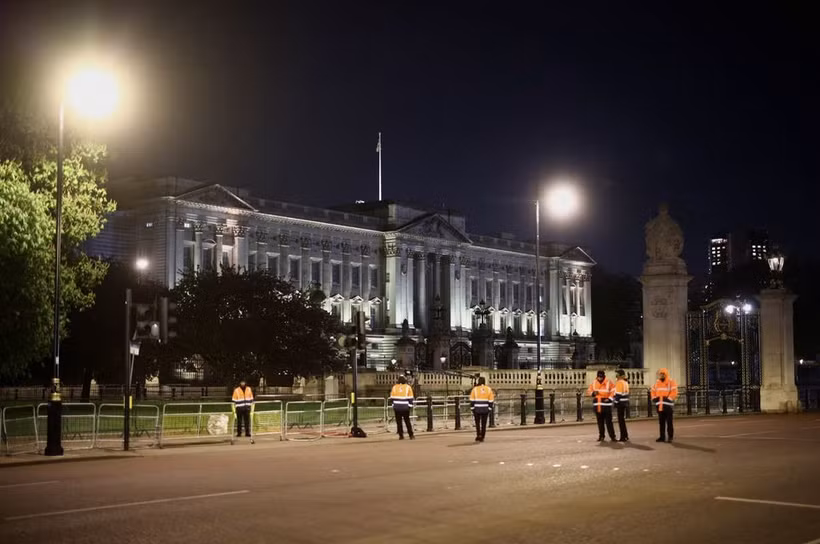 Lực lượng an ninh bảo vệ Cung điện Buckingham trong đêm 2/5. (Ảnh: Reuters)
