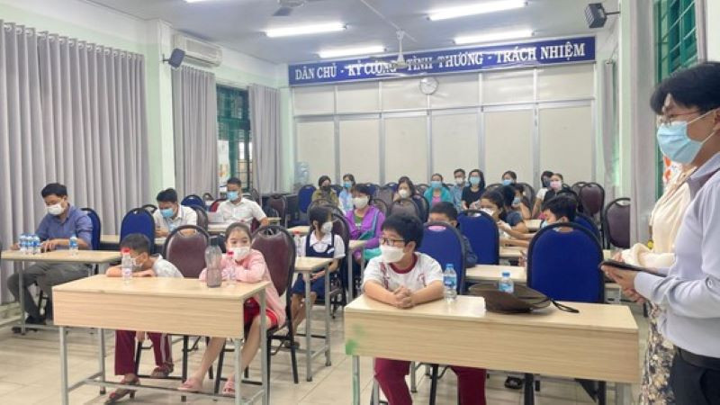Nhân viên y tế tổ chức thăm khám, điều tra dịch tễ cho học sinh Trường Võ Trường Toản. (Ảnh: HCDC cung cấp)