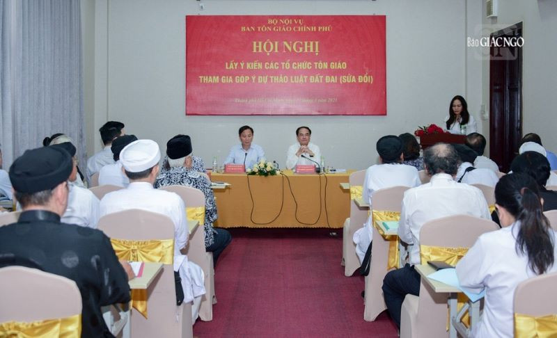 Thứ trưởng Bộ Nội vụ Vũ Chiến Thắng (bên phải) chủ trì “Hội nghị lấy ý kiến các tổ chức tôn giáo tham gia góp ý dự thảo Luật Đất đai (sửa đổi)”.