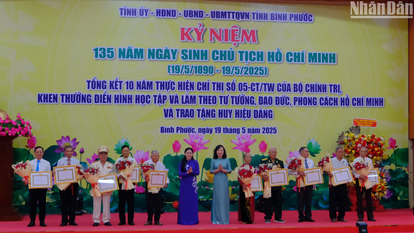 Lãnh đạo tỉnh Bình Phước trao huy hiệu Đảng cho các đồng chí cán bộ lãnh đạo, lão thành cách mạng tiêu biểu.
