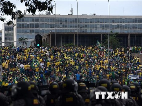 Những người ủng hộ cựu Tổng thống Brazil Jair Bolsonaro xông vào các tòa nhà Chính phủ tại Brasilia, ngày 8/1/2023. (Ảnh: AFP/TTXVN)