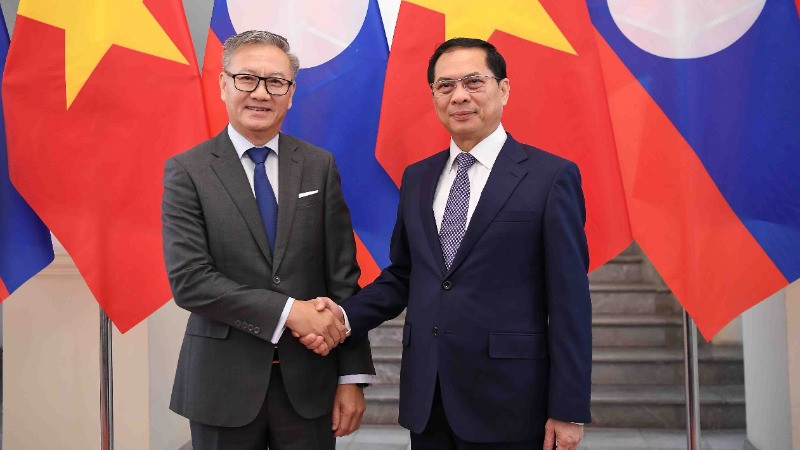 Phó Thủ tướng Chính phủ, Bộ trưởng Ngoại giao Bùi Thanh Sơn và Bộ trưởng Ngoại giao Lào Thongsavanh Phomvihane. Ảnh: Bộ Ngoại giao