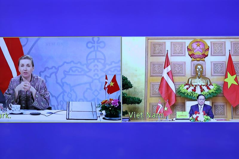 Thủ tướng Phạm Minh Chính hội đàm trực tuyến với Thủ tướng Đan Mạch Mette Frederiksen. (Ảnh: TRẦN HẢI)