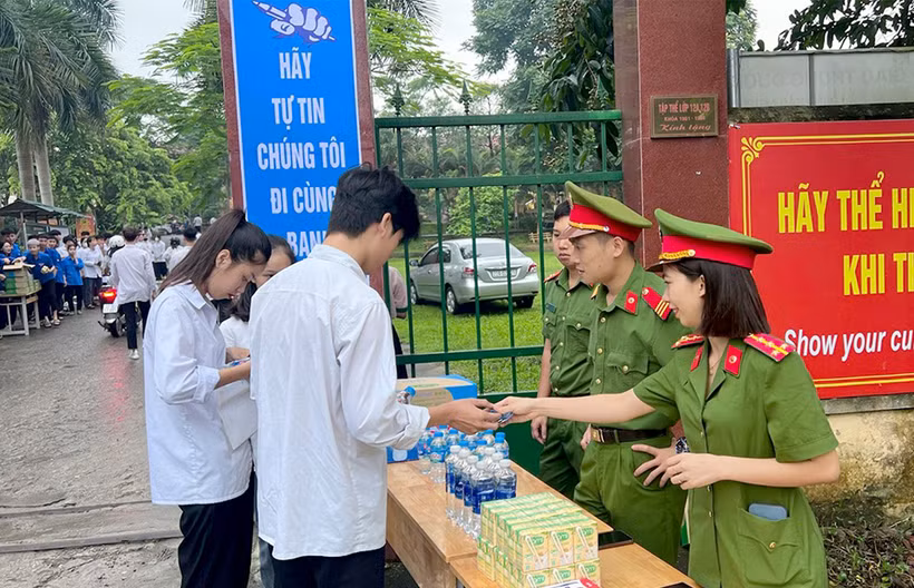 Lực lượng công an tiếp sức cho thí sinh tại điểm thi Trường THPT Xuân Huy, huyện Yên Sơn.